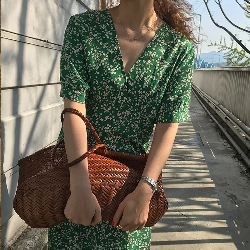Женское платье с цветочным принтом зеленое средней длины V образным вырезом и