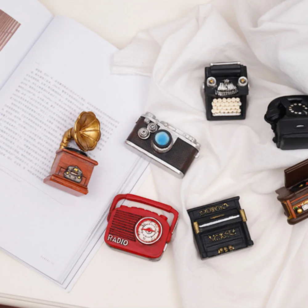 

1PC Creative Nostalgia Mini Resin Figurine Ornaments Vintage Crafts Phonograph Camera Piano Radio Model Home Decor Photo Prop