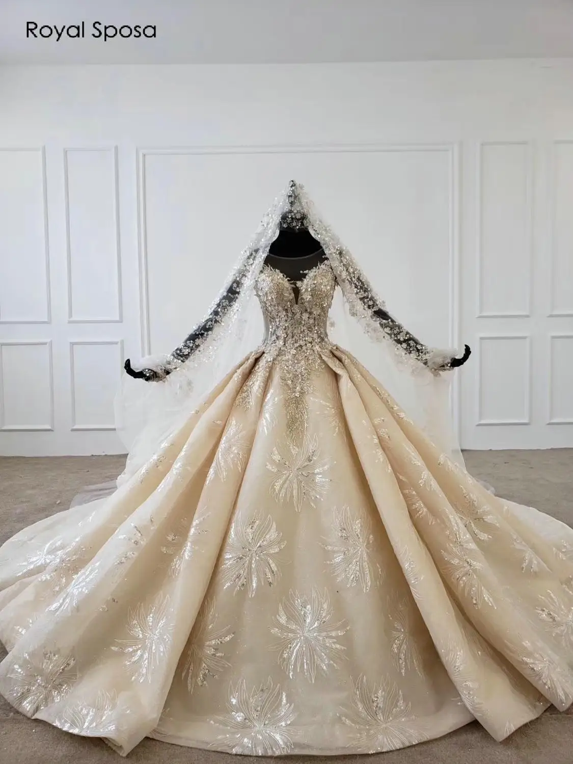 Роскошное Королевское свадебное платье с рукавами-крылышками и бисером | Свадьбы