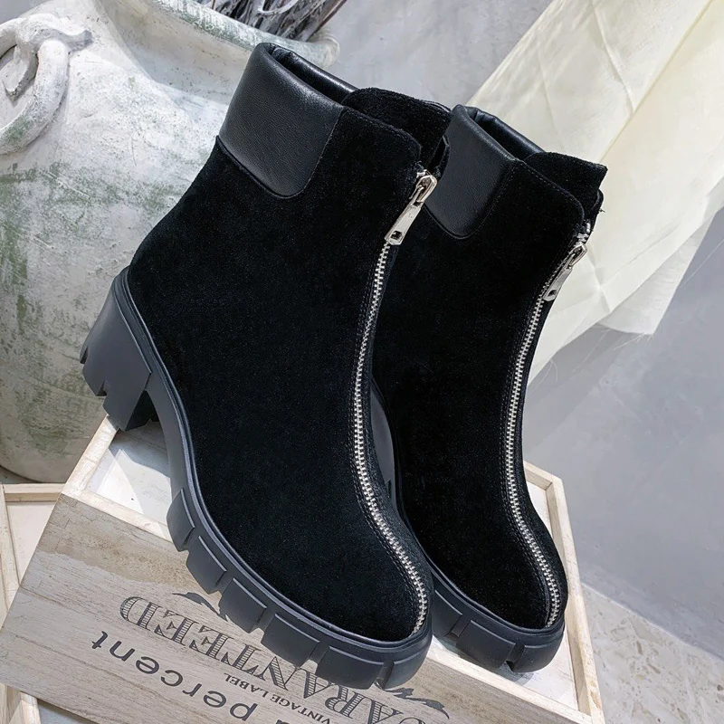 black suede Дизайнерские кожаные полусапожки с круглым носком; женские мотоботы на низком каблуке; высококачественные женские зимние ботинки martin на молнии спереди - Цвет: black suede