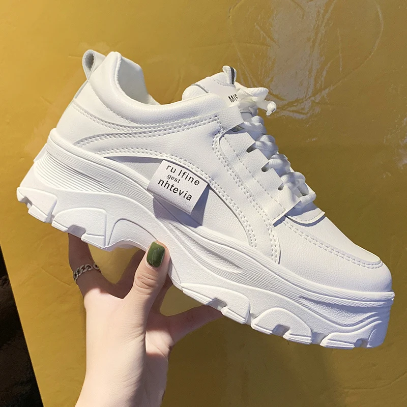 Женские кроссовки на массивной вулканизированной подошве белые модные