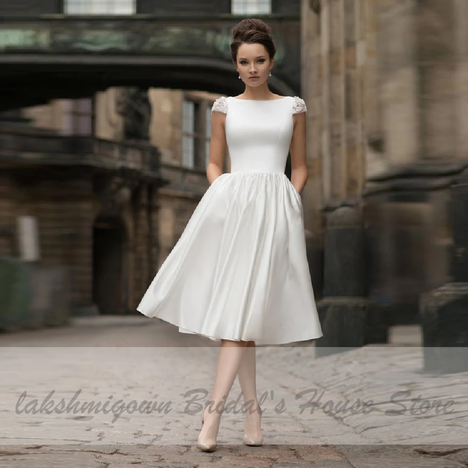 Короткое атласное свадебное платье с открытой спиной карманами и короткими