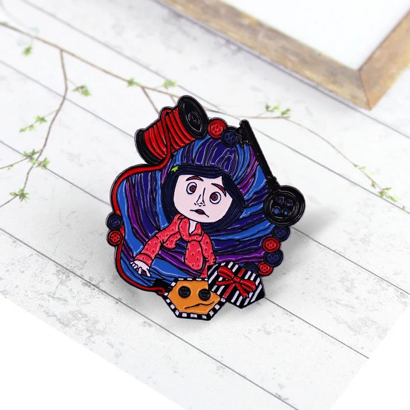 Коралин с ее другой м швейной коробке эмалевая булавка глаза кукла Триллер фильм