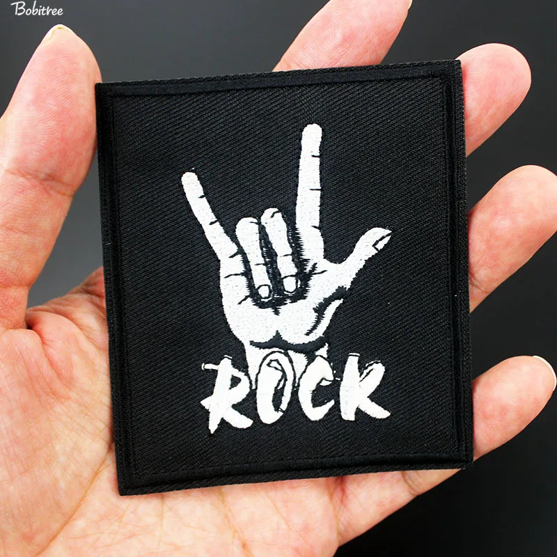 Белый жест в стиле панк с вышивкой | Дом и сад