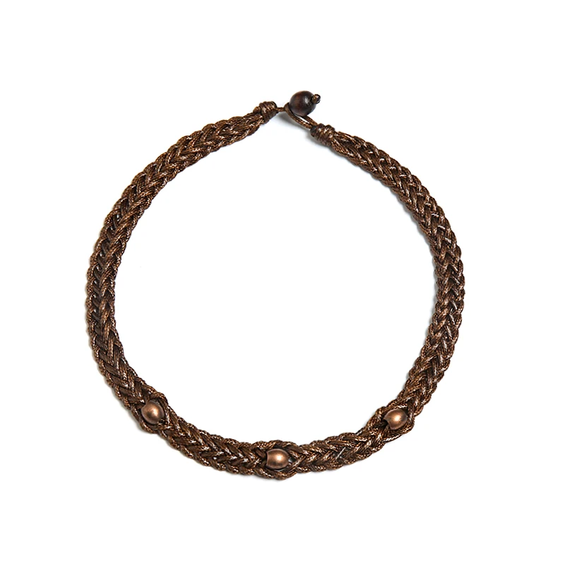 Коричневые восковые веревочные деревянные бусины вплетены в короткое ожерелье