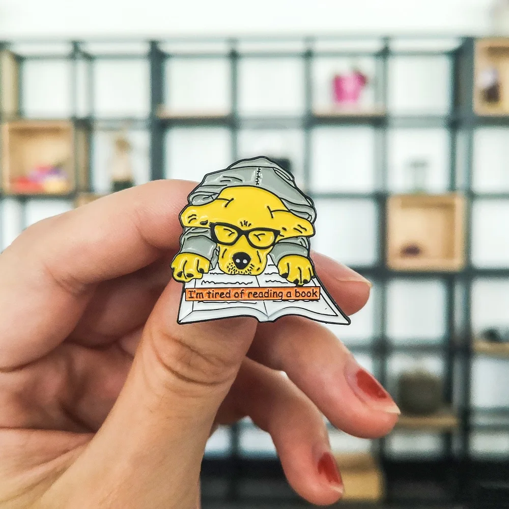 Я устала от чтения книги эмаль булавки мультфильм собака Броши животные
