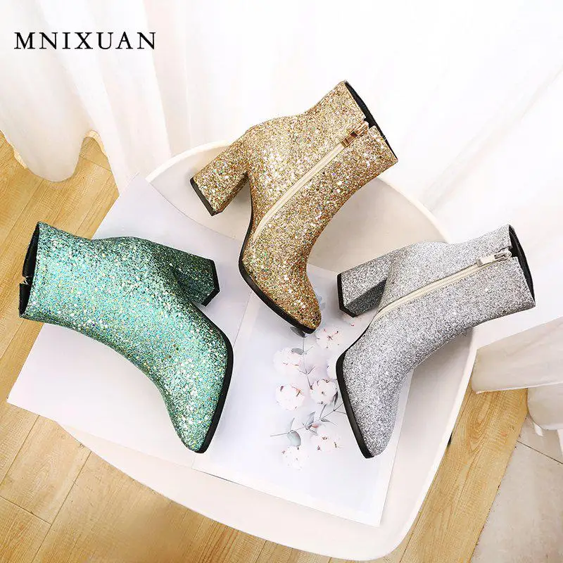 Женские ботинки с острым носком золотистые на высоком квадратном каблуке