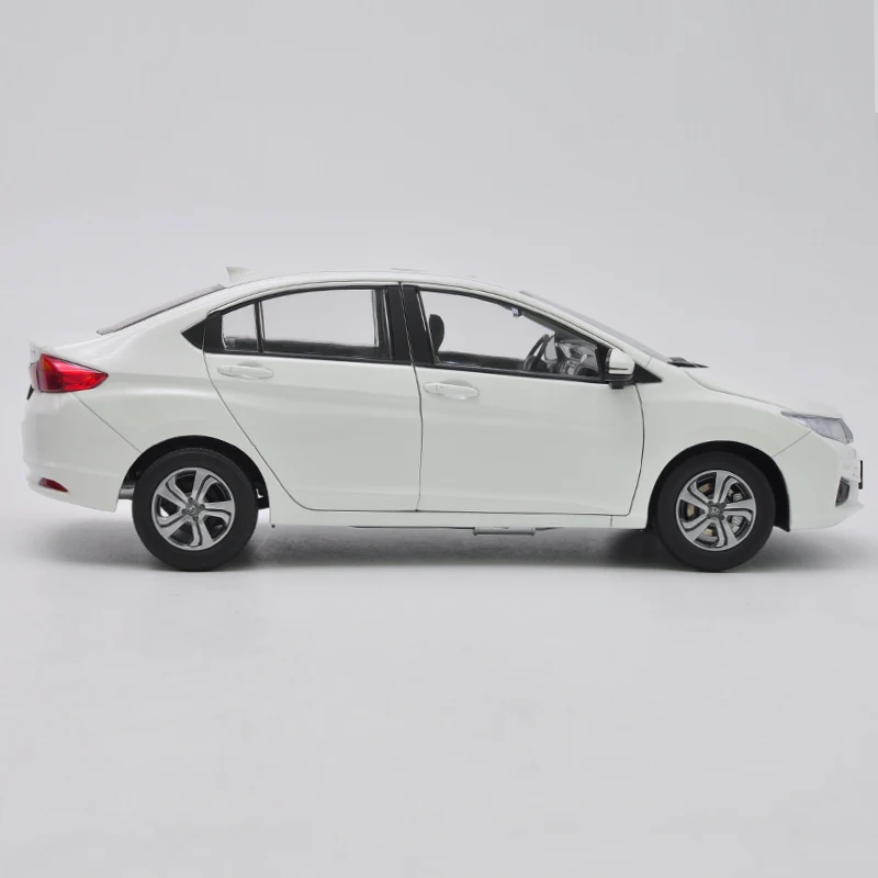 Оригинальная заводская подлинная модель автомобиля 1:18 HONDA CITY 2015 белая с