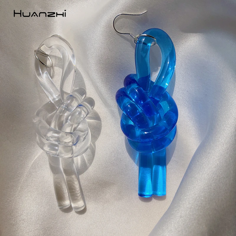 Фото HUANZHI 2020 новые синие белые прозрачные акриловые полимерные висячие серьги с узлом
