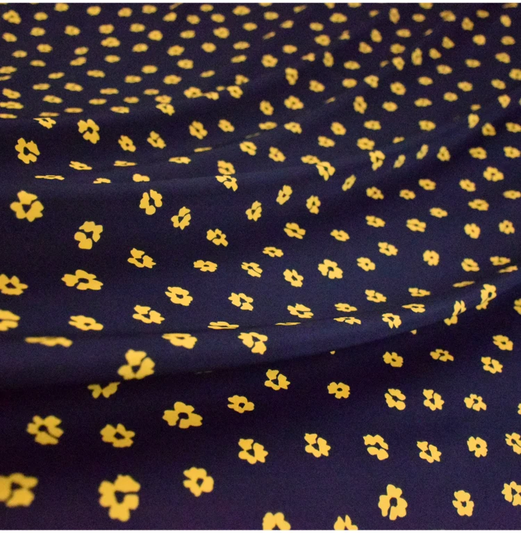 Однотонная атласная ткань темно синий фон куркума цветы цветочный принт модная