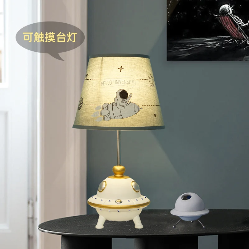 

Современная настольная лампа НЛО для детской комнаты для мальчиков креативная мультяшная прикроватная Спальня защита глаз декоративная н...