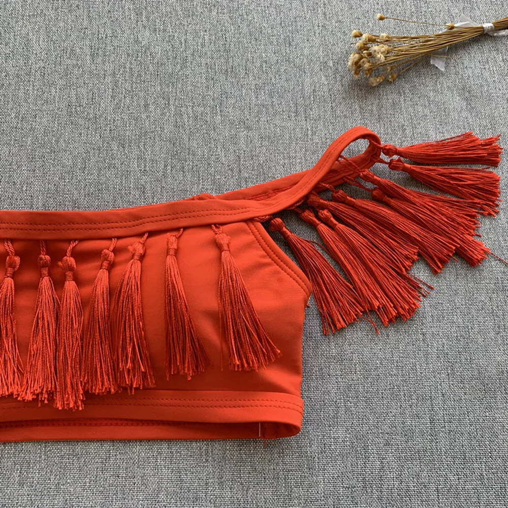 Женский купальный костюм винно красный с открытыми плечами и кисточками пляжная