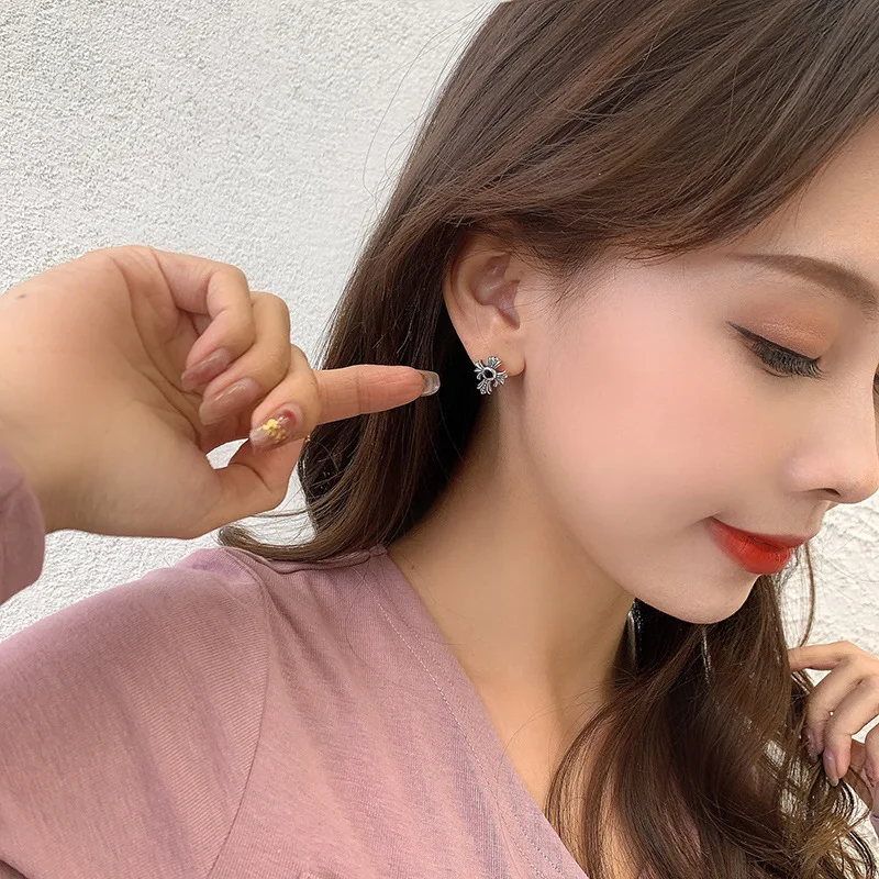 

FMILY Vintage 925 Silver Needle Personality Hip Hop Crusader Flower Earrings Fashion Temperament Jewelry Gift for Girlfriend