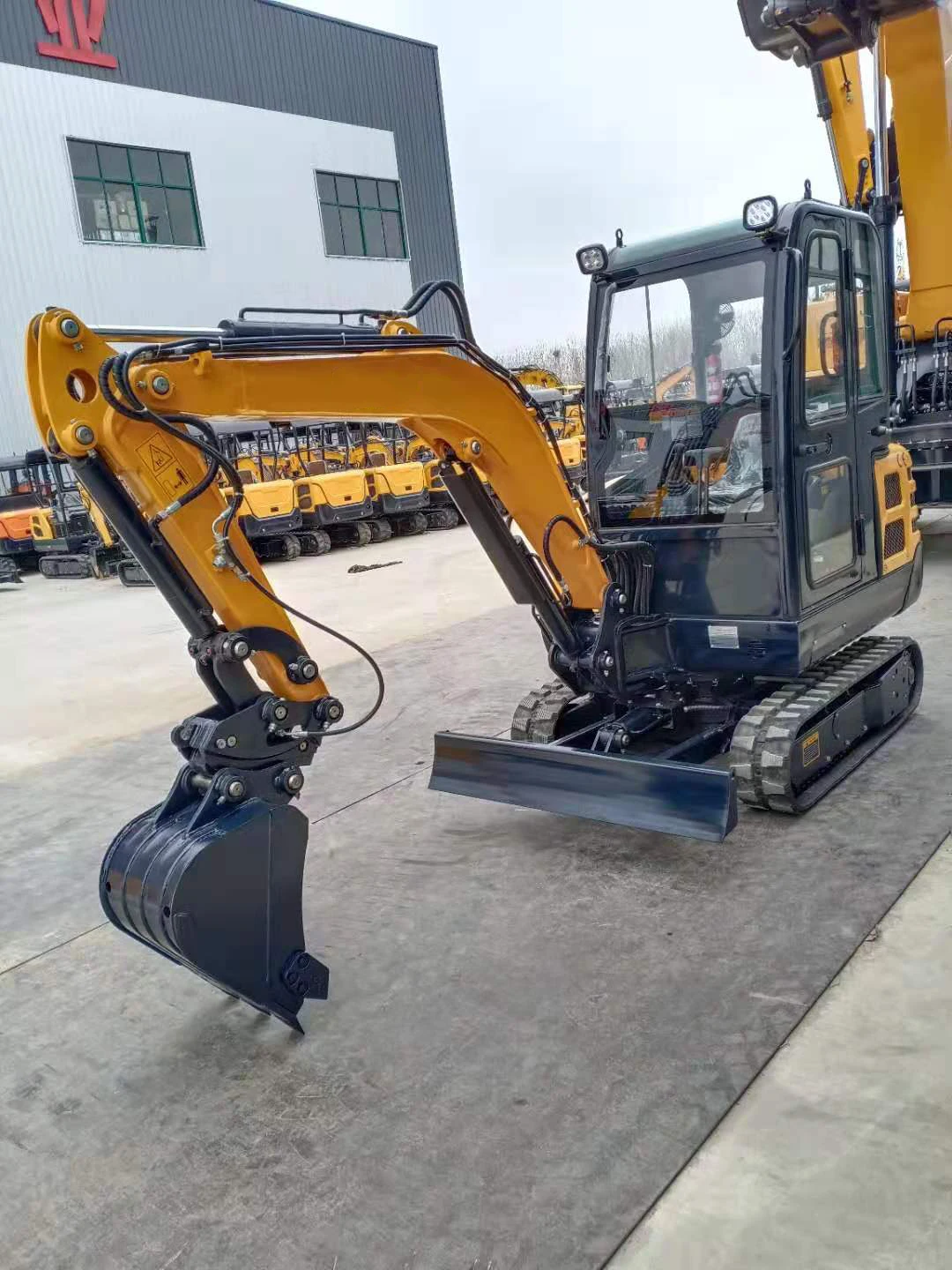 Рисунок 3 - Китайский бренд, 3-тонный мини-экскаватор