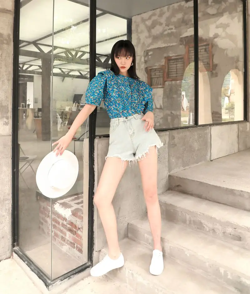 Женская короткая рубашка с круглым вырезом рукавами-фонариками и оборками