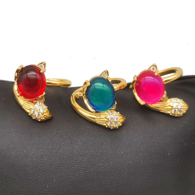 Женское золотое кольцо с фианитом изысканное изменяющимся цветом и изображением