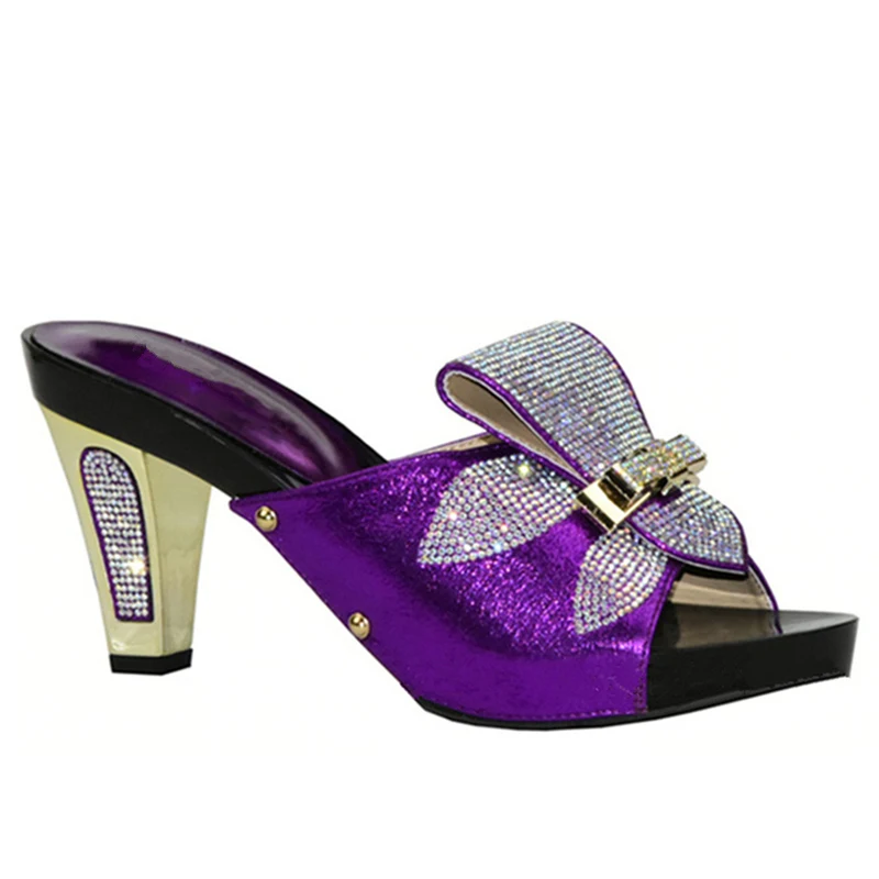 Женские туфли-лодочки золотого цвета с открытым носком украшенные стразами |