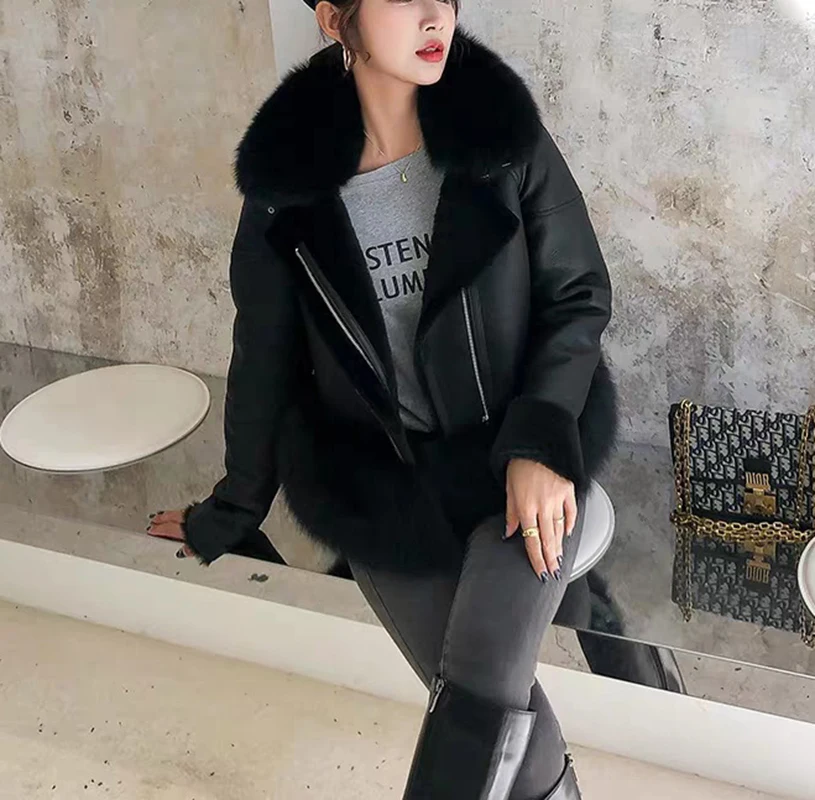 Женская короткая куртка из натуральной кожи с меховой подкладкой и воротником