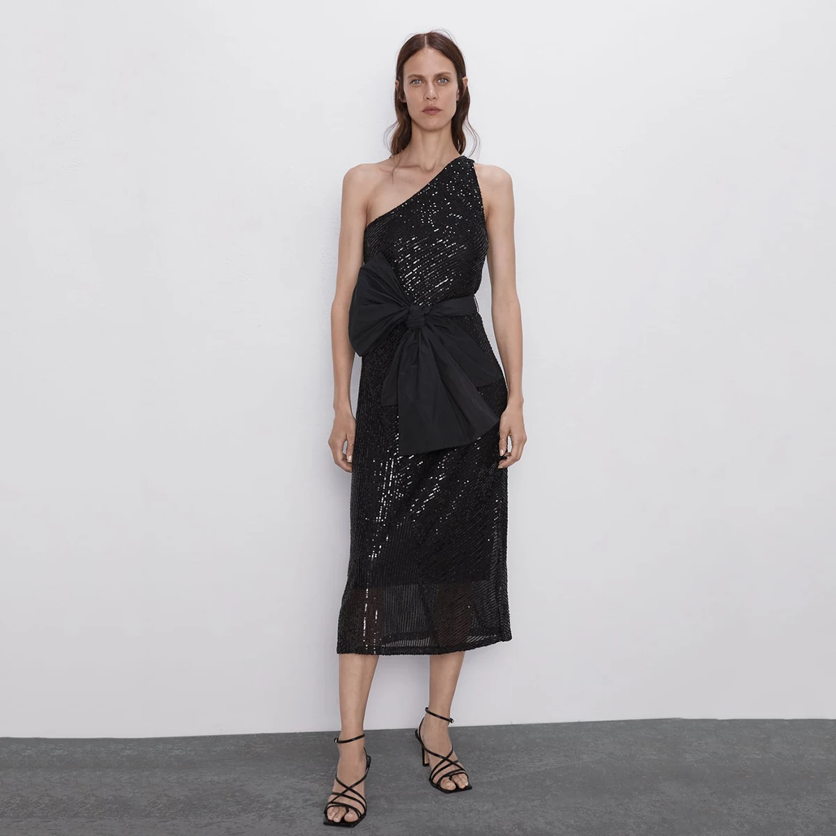 Платье с блестками ZA Fashion для вечеринки на одно плечо с лентой, черное, без рукавов, 2019 года.