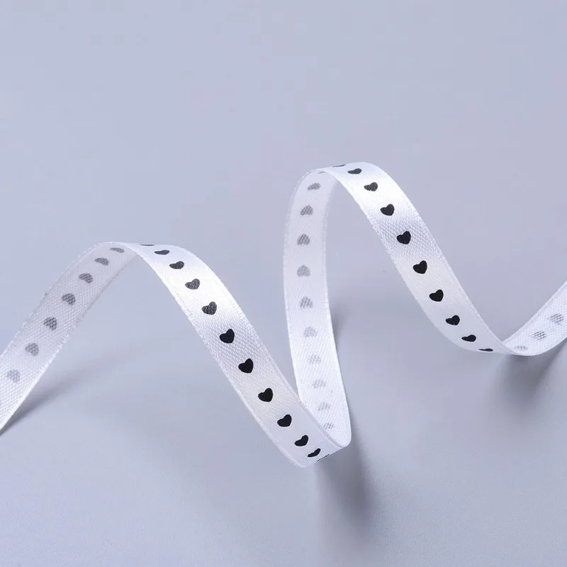 Атласная лента с красным узором в виде сердца отлично подходит для упаковки