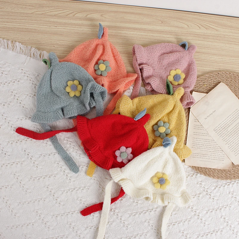 

Детская вязаная шапка с цветами, на осень/зиму