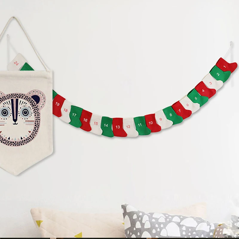Календарь обратного отсчета до Рождества на 24 дня со стокингами и украшениями на веревках для вечеринки и украшения на Рождество.