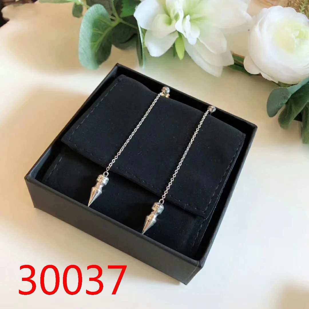 

Женские серьги-гвоздики из серебра 30037 пробы