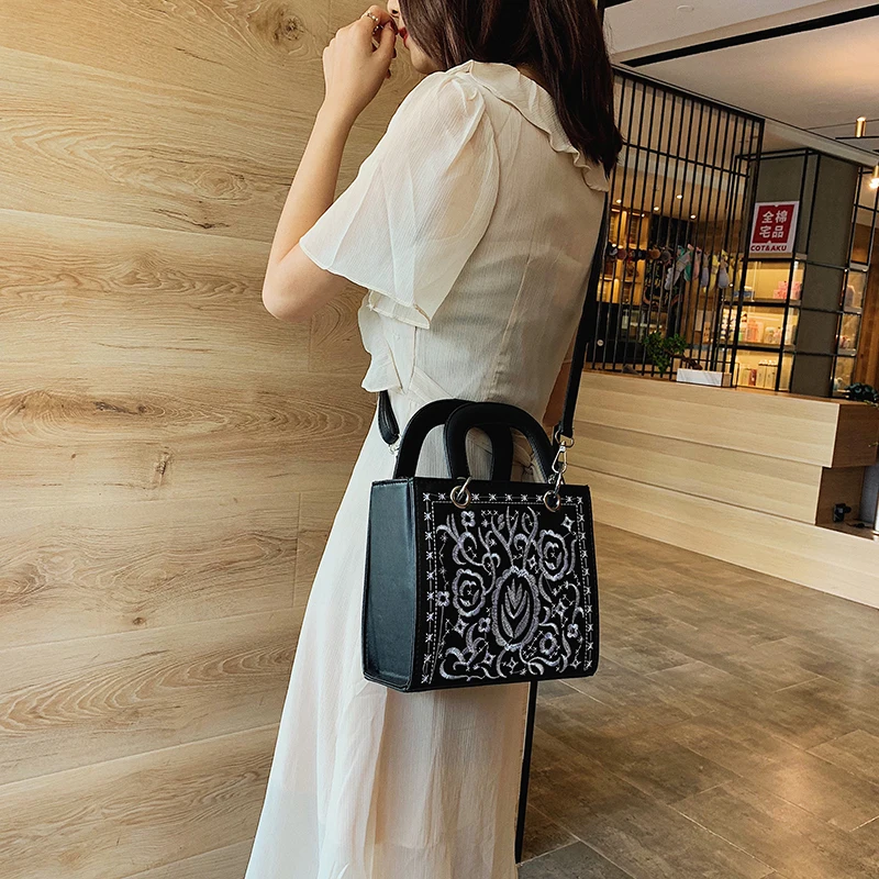 Женская сумка с вышивкой из высококачественной ПУ кожи вместительная на плечо