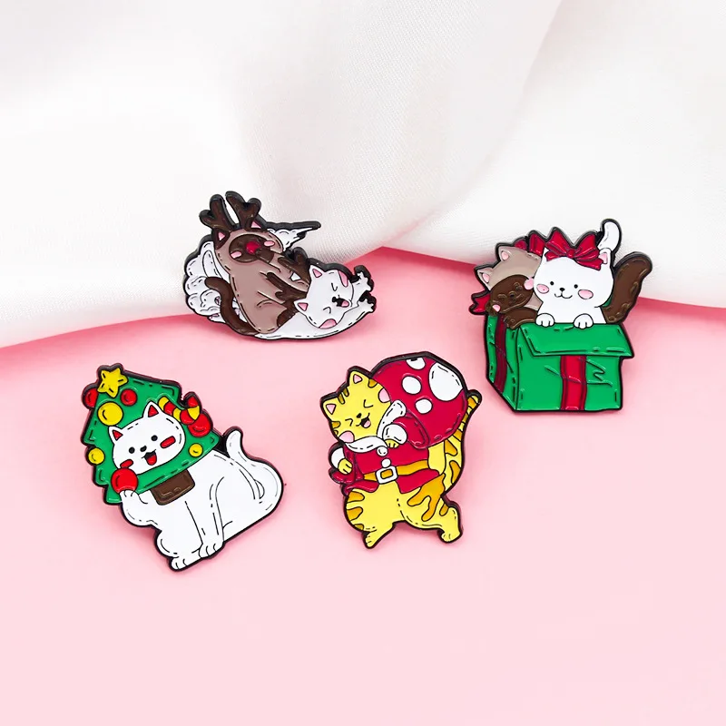 

Happy Christmas Cats Enamel Label Pins Demin Jacket Brooch Pin School Bag Backpack Badges Clothes Jewelry Kids Christmas Gift