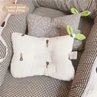 Хлопковая детская подушка для новорожденных, Ортопедическая подушка в форме головы с милыми зелеными бутонами