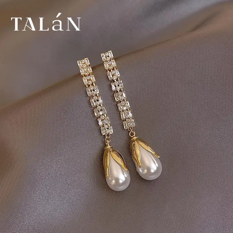 Дизайнерская модель длинные серьги гвоздики с кристаллами и цепочкой высокого