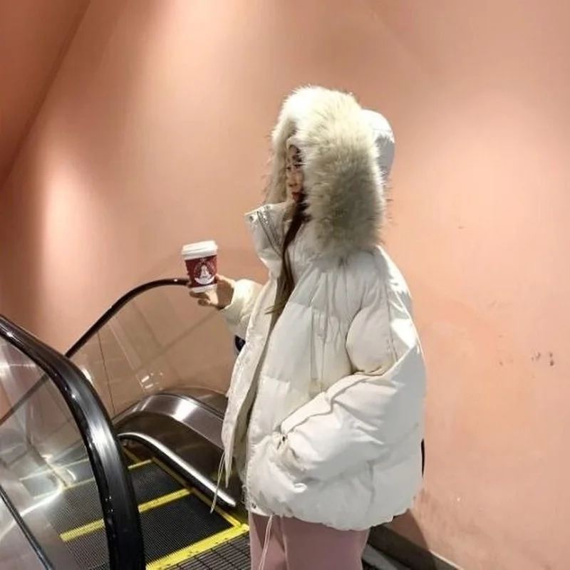 Женская зимняя короткая парка с капюшоном и воротником из искусственного