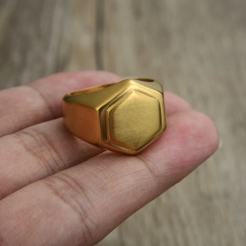 Мужское кольцо из нержавеющей стали матовое с геометрическим рисунком |