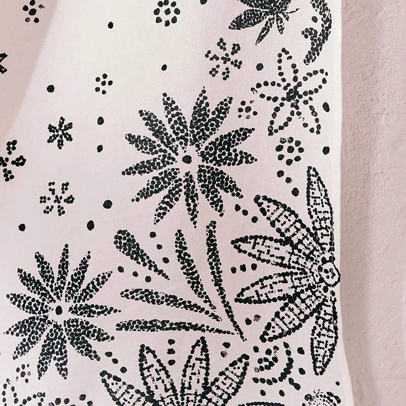 

Bohemian Tapestry Wall Hanging,White Floral Tapestry with Daisy Print Bedroom Boho Hippie Home Decor