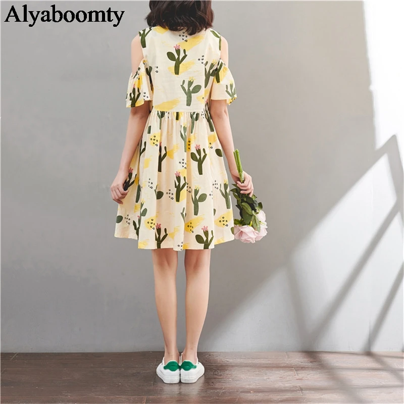 Женское милое платье на лето симпатичное с открытыми плечами и цветочным принтом