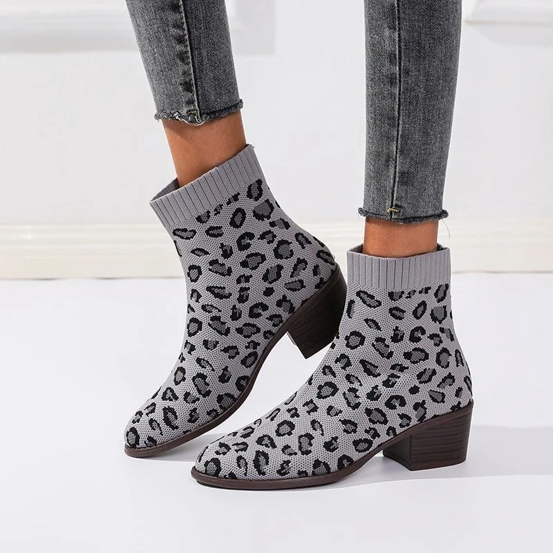 

2021 Spring and Autumn New Breathable Non-slip Lightweight Stretch Cloth Women's Boots; Plus Size 43 Casual Sleeve Women's Shoes