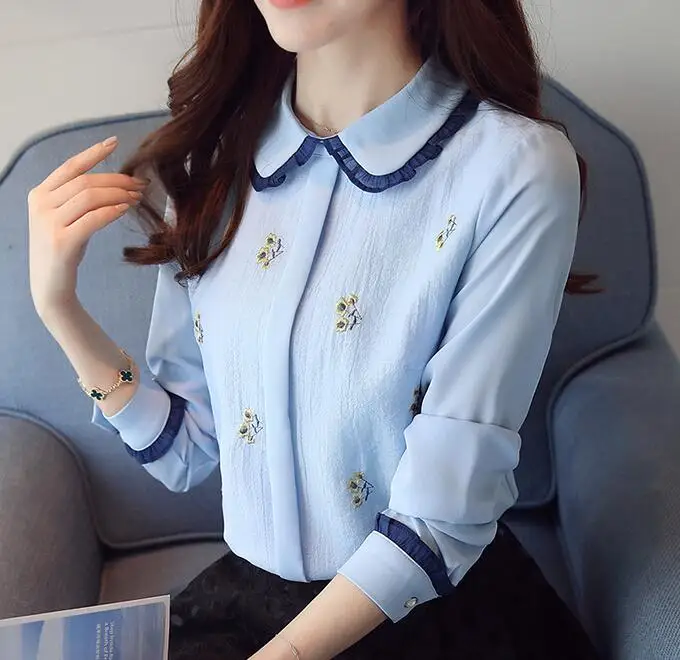 Женская шифоновая блузка небесно голубого цвета с длинным рукавом и цветочной