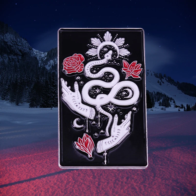 Эмалированная булавка Spirit Snake Hand Skull Witch Hands Tarot Card брошь для Хэллоуина необычный