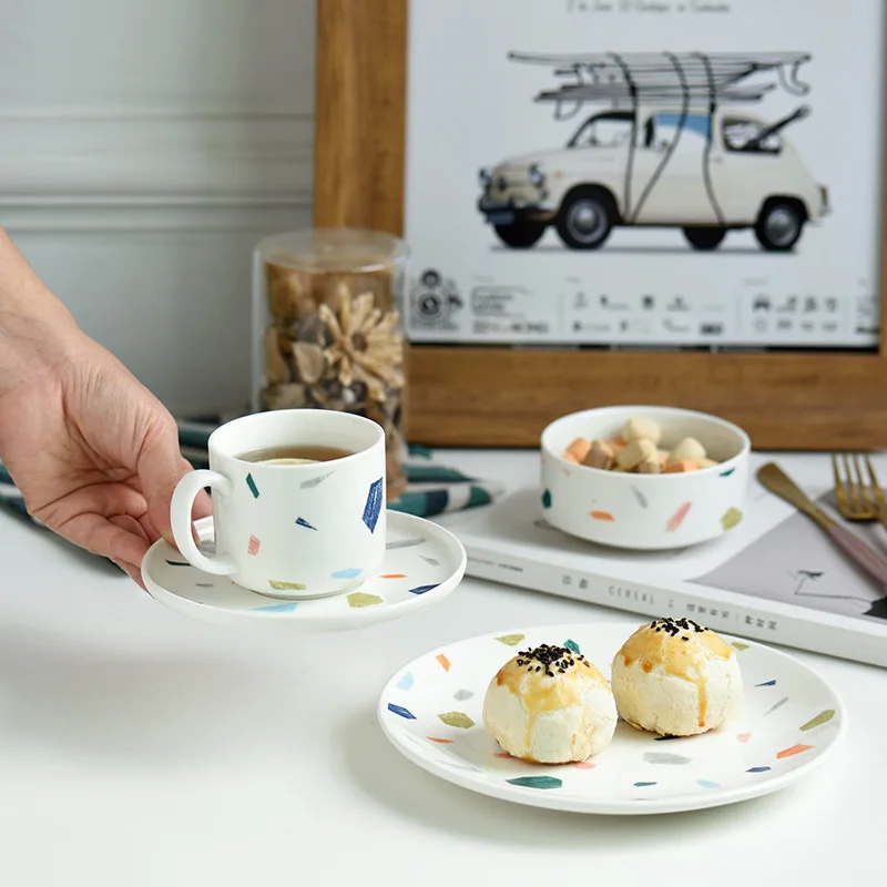 Кофейная чашка и блюдце с геометрическим рисунком в скандинавском стиле золотой