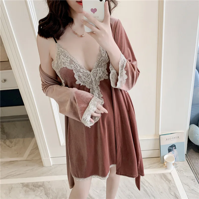 Женский утепленный халат и бархатный пижамный комплект золотистого цвета с