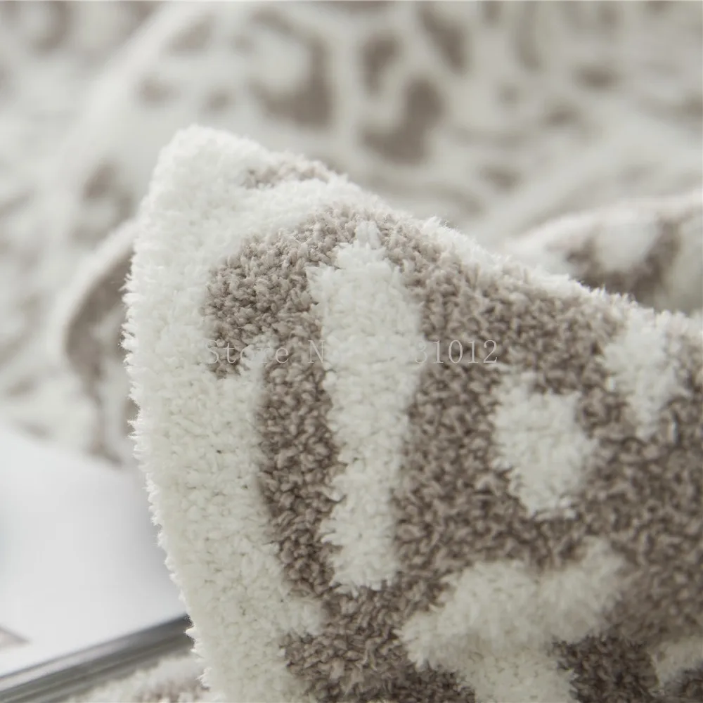 Нежное вязаное покрывало с леопардовым принтом зимнее теплое из искусственного