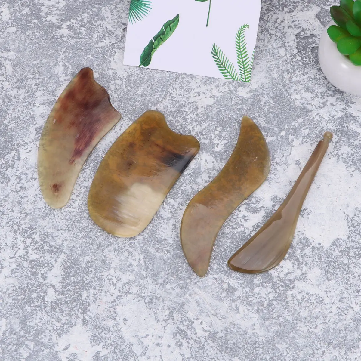

4pcs Scrapping Board Natural Ox Horn Facial Scrapping Device Horn Massaging Board with A Drawstring Bag SPA Relaxing Meditation