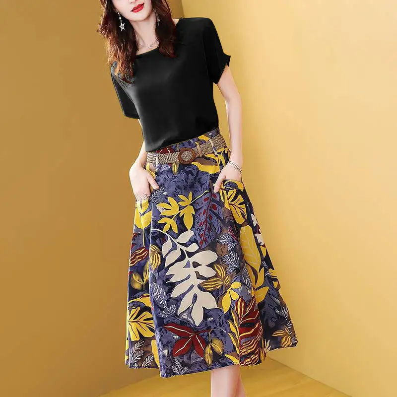 Женский костюм из двух предметов однотонный топ с круглым вырезом и юбка принтом