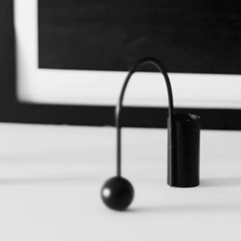 Скандинавский минималистичный черно золотой геометрический подсвечник Дания