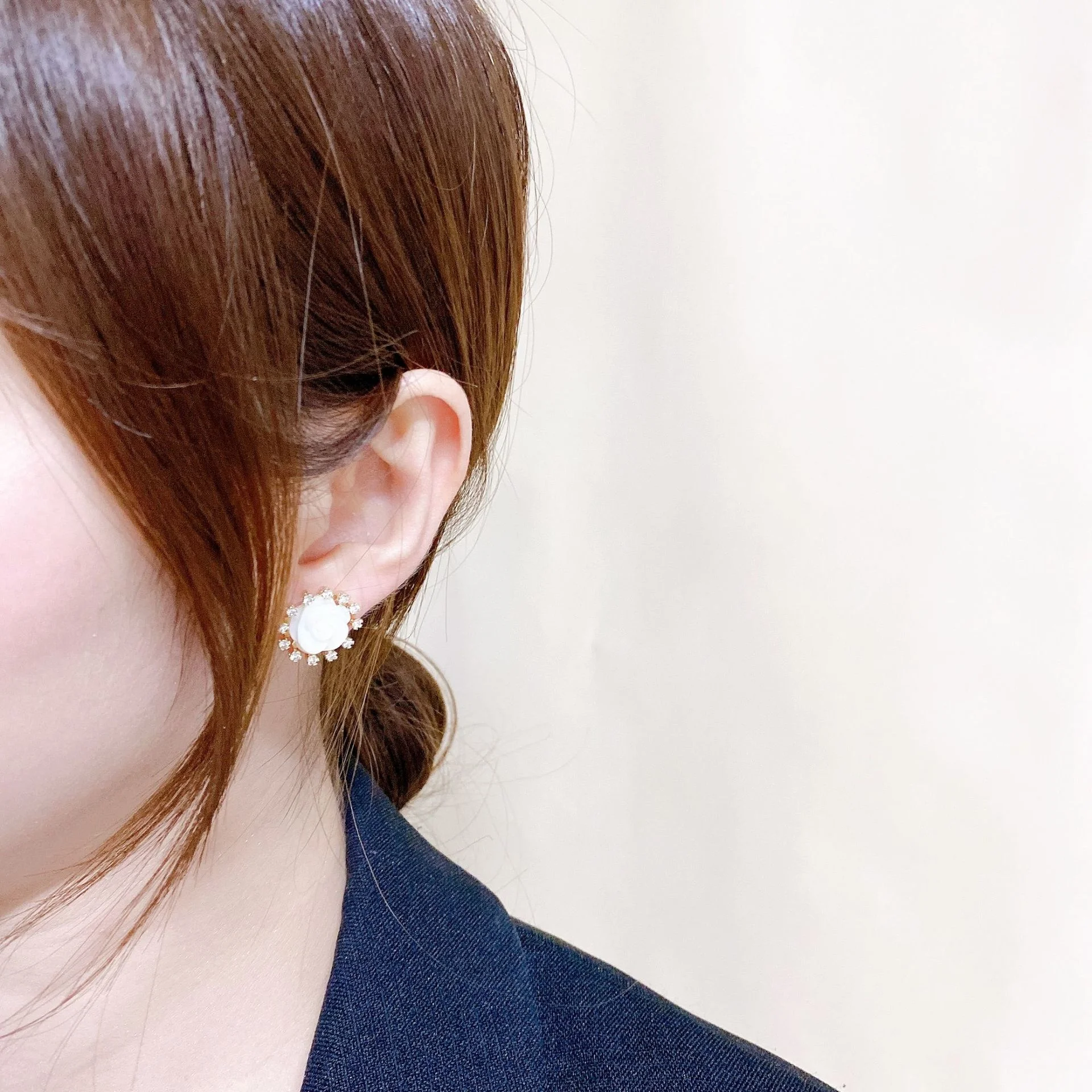 

Simple Temperament Shell Flower Earrings French 925 Silver Needle Zircon Earrings Small Lady Earrings Versatile Vintage Earrings