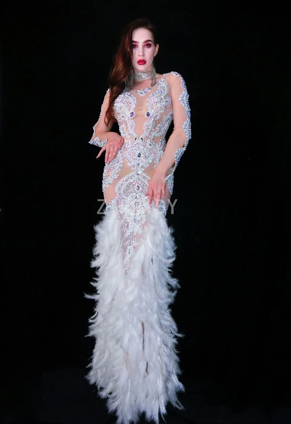 Женское платье с жемчугом белое перьями длинное для танцев на день