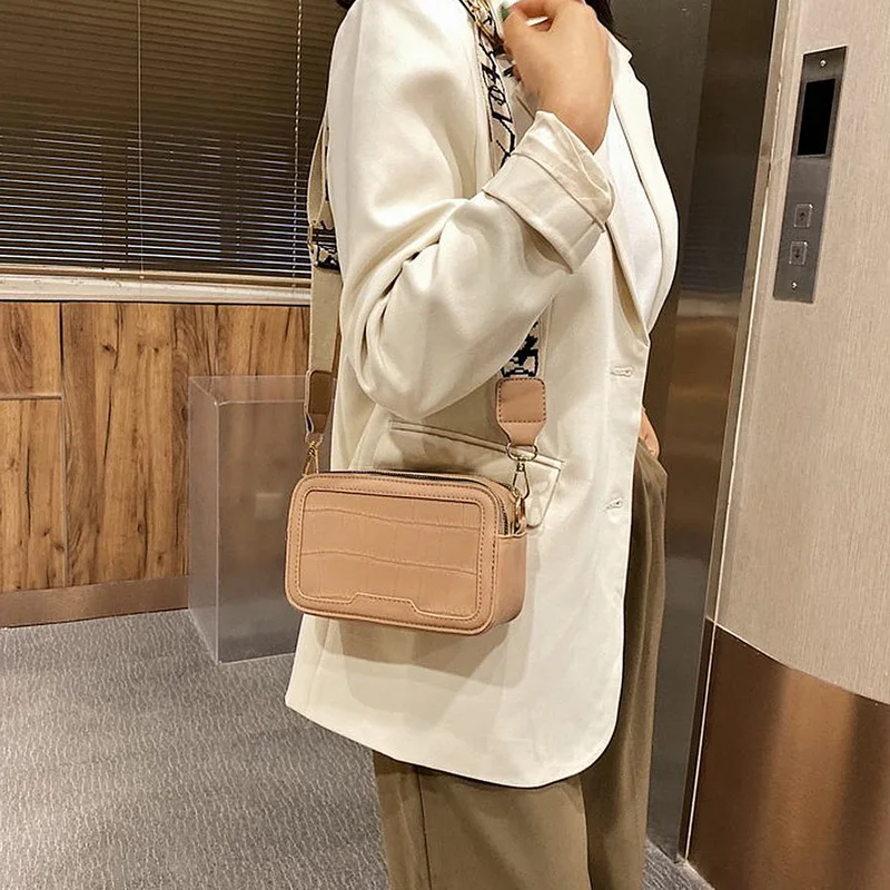 Сумка женская с буквенным принтом сумочка кросс-боди на широком ремешке