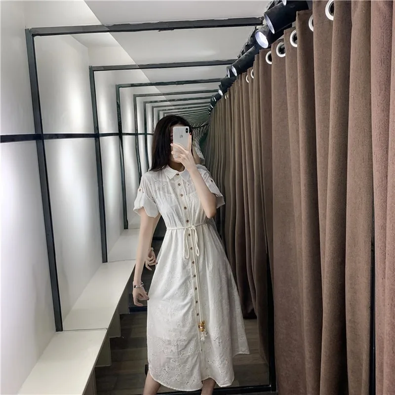 Женское кружевное платье на пуговицах с цветочной вышивкой и отложным
