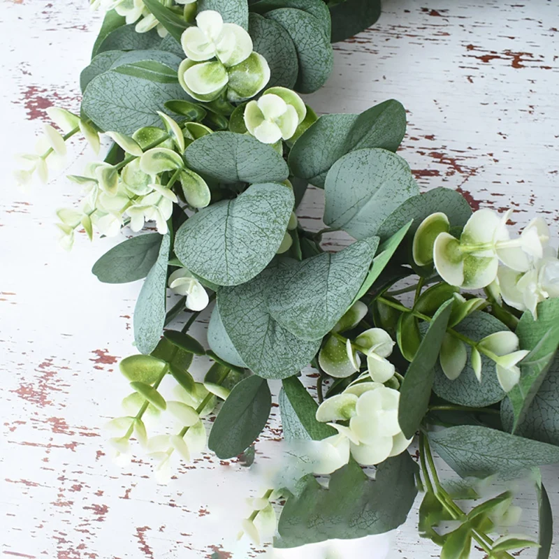 Венок из эвкалипта с зелеными листьями для праздничного торжества входная