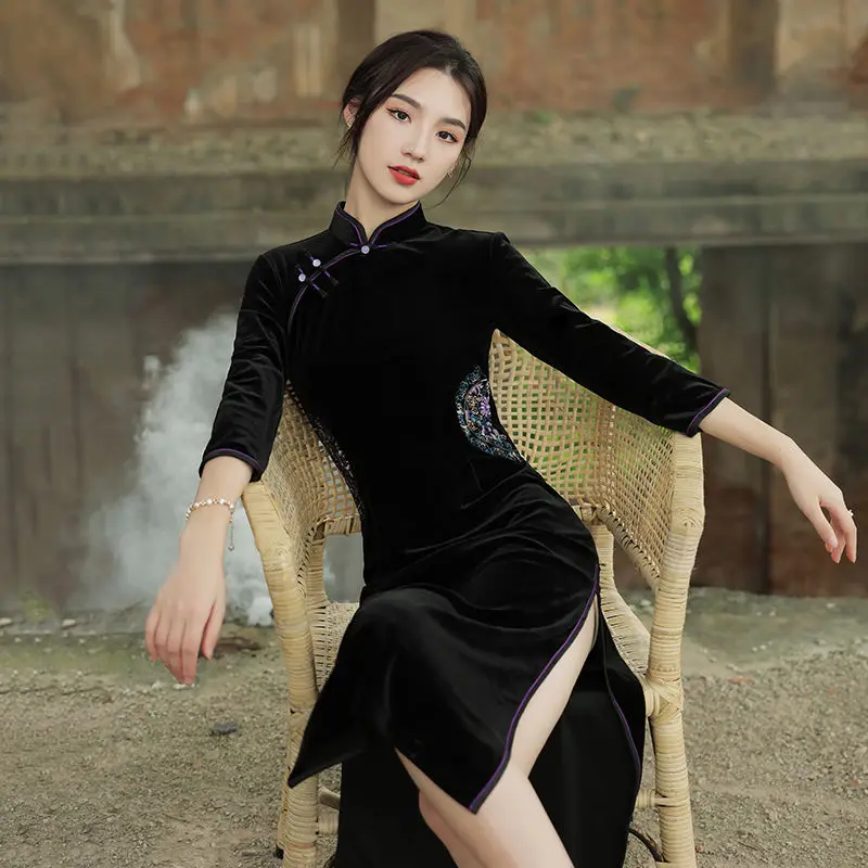 

Black velvet cheongsam 2021 new autumn and winter long sleeve high sense retro high-end temperament improved medium